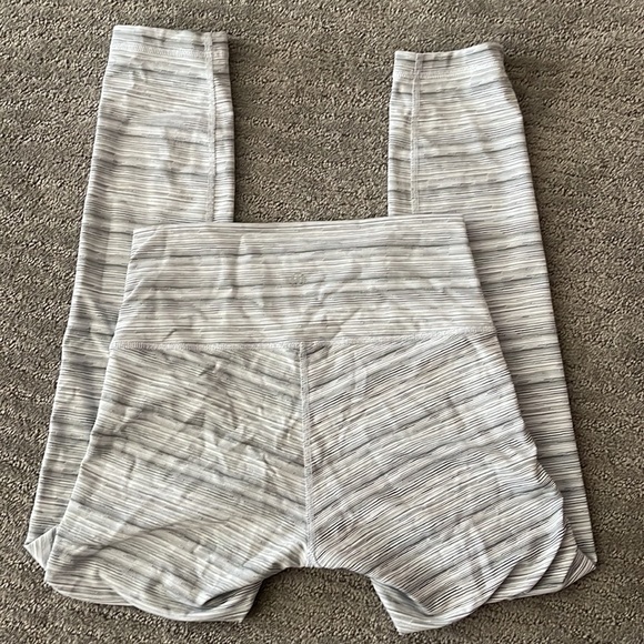 White and gray stripe Wunder under - Picture 2 of 4